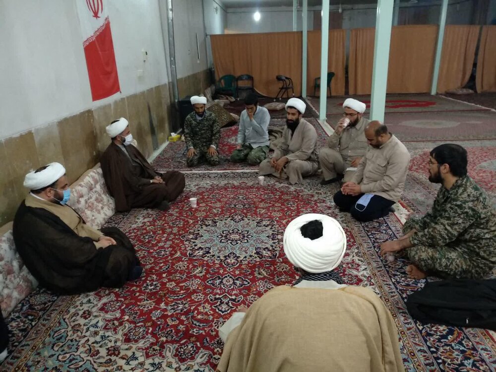 حضور به موقع طلاب جهادی در مناطق زلزله زده ستودنی است